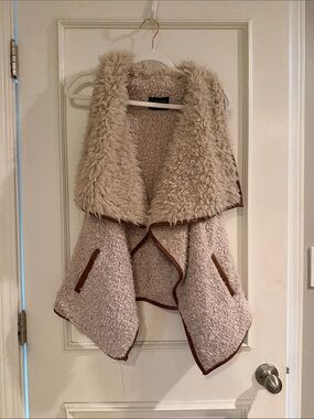 Love Tree Plush Faux Shearling Vest in Cream and Brown Trim. Size Small